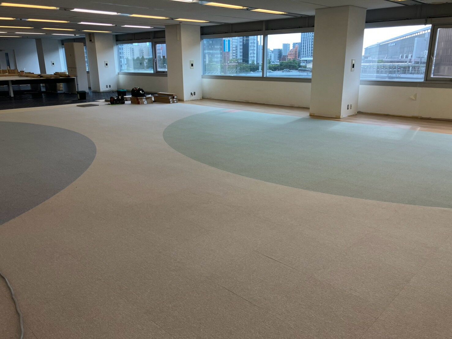 オフィスレイアウト変更工事　エントランス・床改修